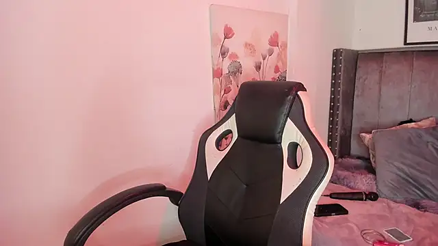 Snapshot of Alaia_Cute chatting on 11.19.25 Alaia Cute online show from 11.19.25