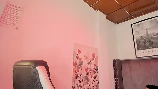 Snapshot of Alaia_Cute chatting on 11.26.25 Alaia Cute online show from 11.26.25