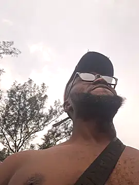 Snapshot of bull_Giant chatting on 10.05.25 bull Giant online show from 10.05.25