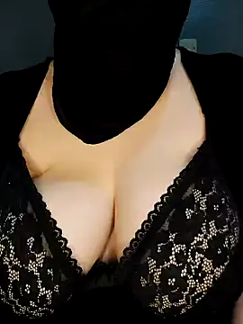 Snapshot of tota_ chatting on 01.21.25 tota online show from 01.21.25