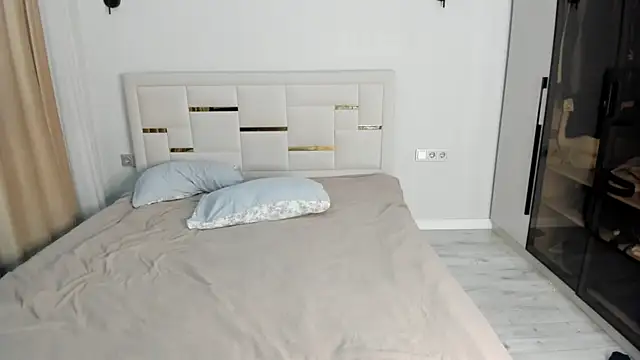 Lola Peach online show from 04.08.26