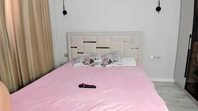 Lola Peach online show from 04.14.26