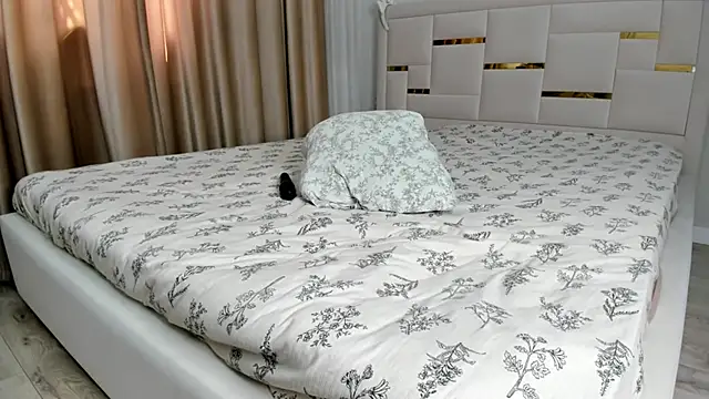 Snapshot of Lola_Peach chatting on 06.22.26 Lola Peach online show from 06.22.26
