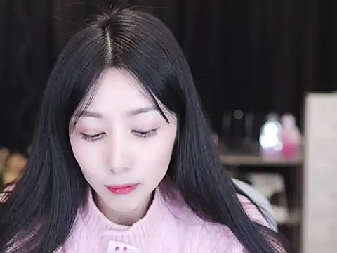 Nuyoah-77 online show from 12.17.25