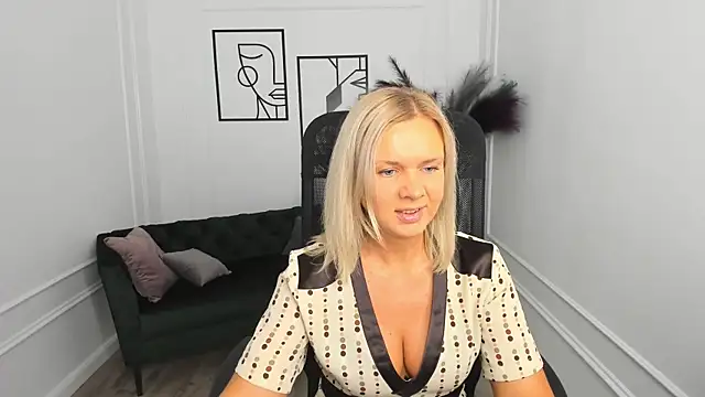 AgathaKlouin online show from 10.05.25