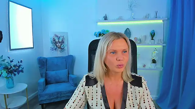 AgathaKlouin online show from 10.11.25