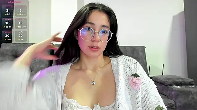 Snapshot of emmadiaz1 chatting on 11.24.25 emmadiaz1 online show from 11.24.25