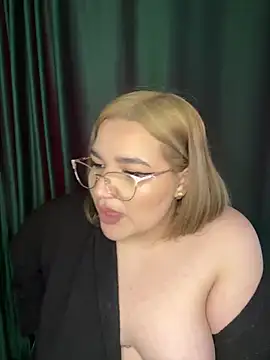 Snapshot of Leya__Droit chatting on 03.10.25 Leya Droit online show from 03.10.25