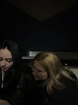Snapshot of Leya__Droit chatting on 03.11.25 Leya Droit online show from 03.11.25