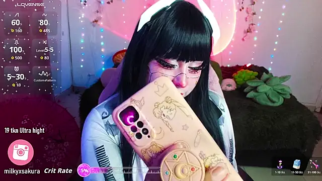 Snapshot of MilkyXSakura chatting on 11.16.25 MilkyXSakura online show from 11.16.25