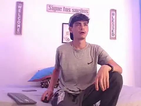 Snapshot of harrytomson_1 chatting on 12.28.24 harrytomson 1 online show from 12.28.24