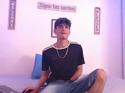 Snapshot of harrytomson_1 chatting on 12.30.24 harrytomson 1 online show from 12.30.24