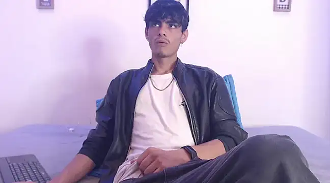 Snapshot of harrytomson_1 chatting on 02.21.25 harrytomson 1 online show from 02.21.25