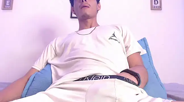 Snapshot of harrytomson_1 chatting on 02.23.25 harrytomson 1 online show from 02.23.25