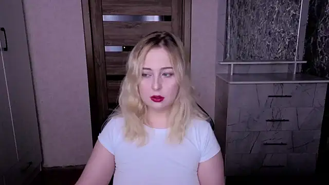 Snapshot of Kristy-Max chatting on 06.16.26 Kristy-Max online show from 06.16.26