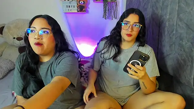 Snapshot of maddie-and-chelsea- chatting on 11.09.25 maddie-and-chelsea- online show from 11.09.25