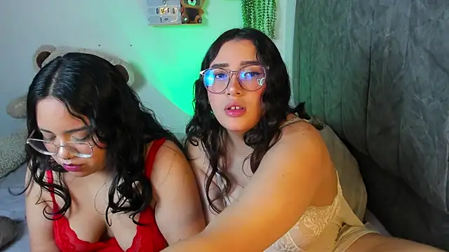 Snapshot of maddie-and-chelsea- chatting on 11.13.25 maddie-and-chelsea- online show from 11.13.25