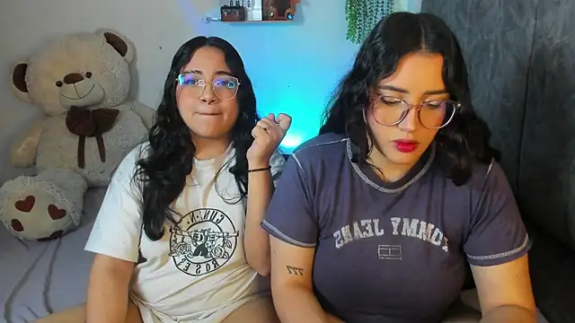 Snapshot of maddie-and-chelsea- chatting on 11.28.25 maddie-and-chelsea- online show from 11.28.25