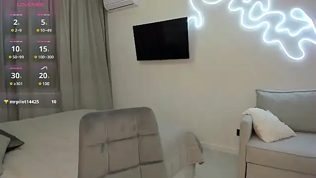  cometoseeme  online show from 01.05.25