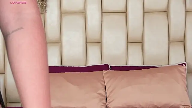 Snapshot of Alexa_Miss chatting on 11.16.25 Alexa Miss online show from 11.16.25