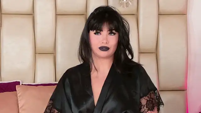 Snapshot of Alexa_Miss chatting on 11.28.25 Alexa Miss online show from 11.28.25