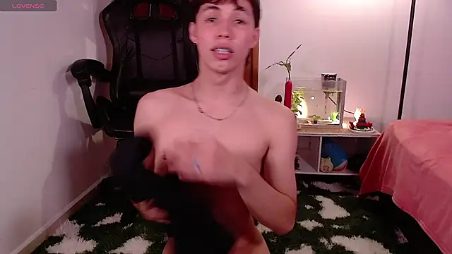 Snapshot of angel_bless19 chatting on 12.16.24 angel bless19 online show from 12.16.24