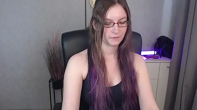 emmaxDelight online show from 10.20.25