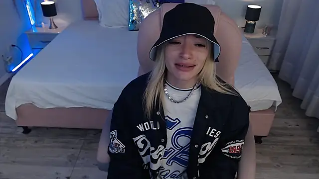 zoe jones13 online show from 04.29.26