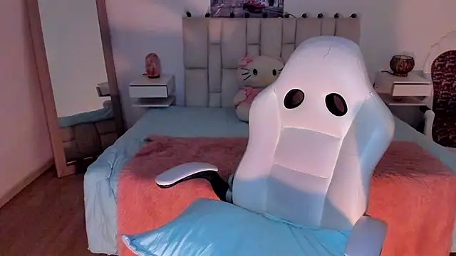 zoe turnner 18 online show from 10.06.25