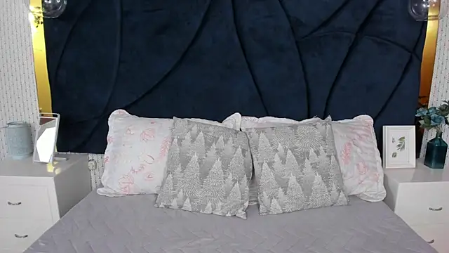 LARISSAEVANS online show from 11.12.25