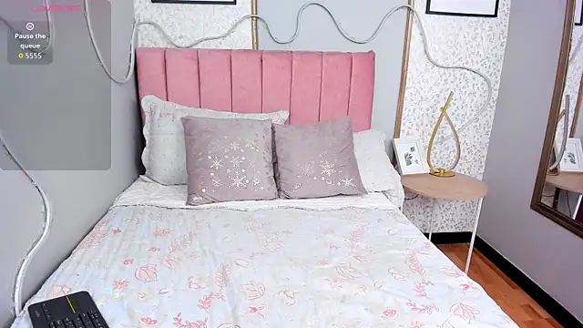 LARISSAEVANS online show from 11.26.25