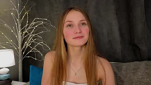 Snapshot of MonaEldon chatting on 12.04.24 MonaEldon online show from 12.04.24