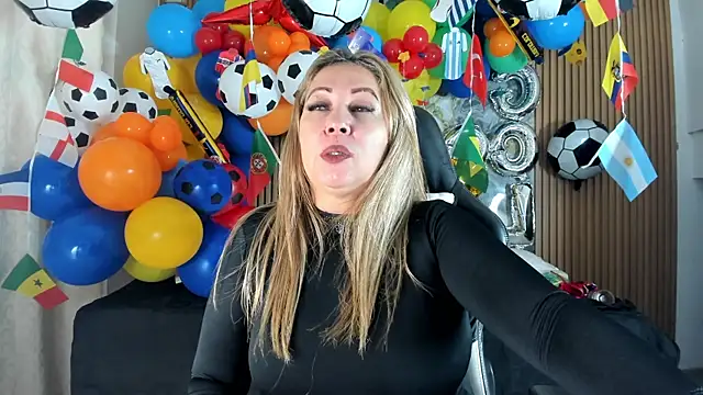 Snapshot of Danna_topless chatting on 06.19.26 Danna topless online show from 06.19.26