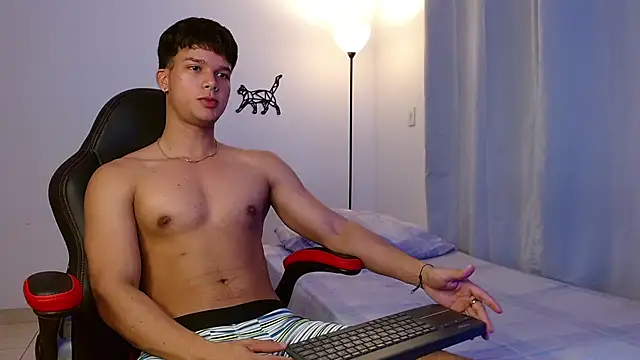 Snapshot of lous_g chatting on 01.03.25 lous g online show from 01.03.25