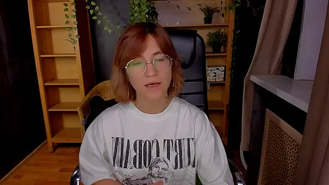 Snapshot of Moon13152 chatting on 10.24.25 Moon13152 online show from 10.24.25