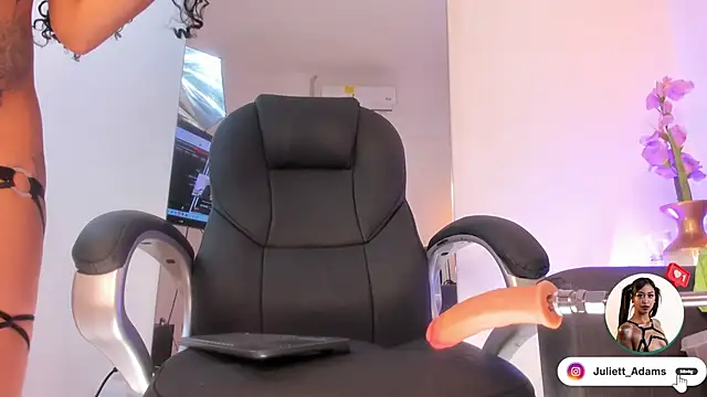 Snapshot of Juliett_Adams_ chatting on 10.18.25 Juliett Adams online show from 10.18.25