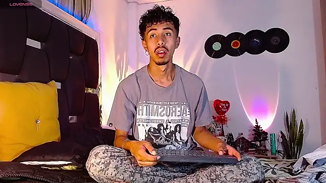 Snapshot of RyanRizzo chatting on 12.03.24 RyanRizzo online show from 12.03.24