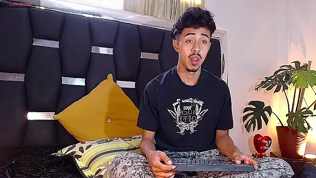 Snapshot of RyanRizzo chatting on 12.06.24 RyanRizzo online show from 12.06.24