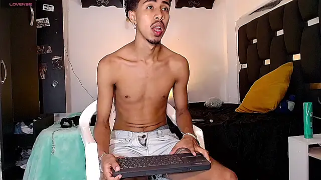 Snapshot of RyanRizzo chatting on 12.21.24 RyanRizzo online show from 12.21.24