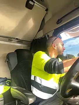 Snapshot of donnuozfutura chatting on 12.31.24 donnuozfutura online show from 12.31.24