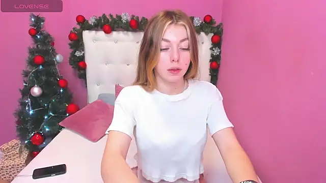 Snapshot of MollyMeltorr chatting on 12.21.24 MollyMeltorr online show from 12.21.24