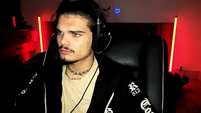 Snapshot of JordanShow chatting on 10.12.25 JordanShow online show from 10.12.25