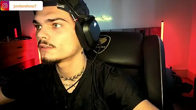 Snapshot of JordanShow chatting on 11.13.25 JordanShow online show from 11.13.25