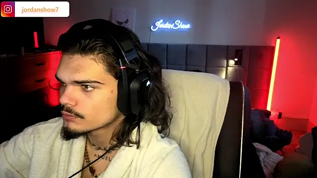 Snapshot of JordanShow chatting on 11.16.25 JordanShow online show from 11.16.25