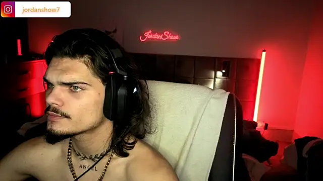 Snapshot of JordanShow chatting on 11.16.25 JordanShow online show from 11.16.25