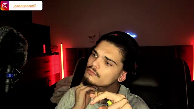 Snapshot of JordanShow chatting on 11.24.25 JordanShow online show from 11.24.25