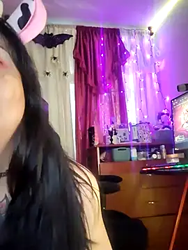 Snapshot of l1la_Rav3n chatting on 10.29.25 l1la Rav3n online show from 10.29.25