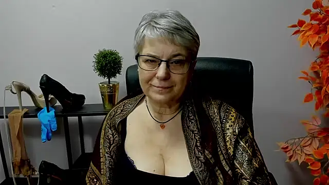 Snapshot of IrisDream chatting on 02.25.25 IrisDream online show from 02.25.25