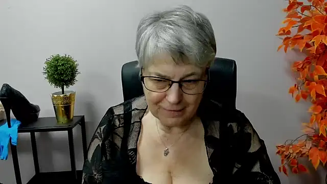 Snapshot of IrisDream chatting on 03.10.25 IrisDream online show from 03.10.25