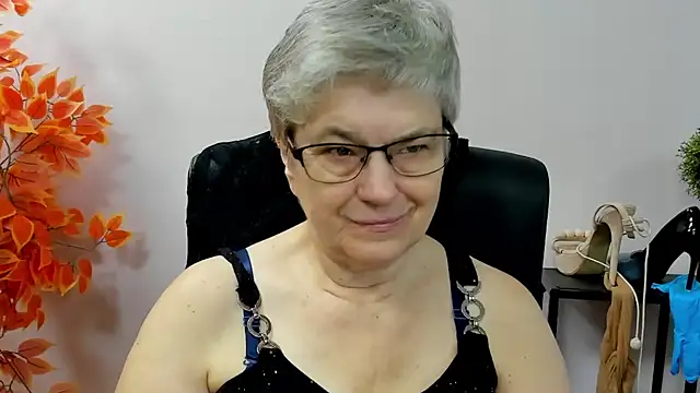 Snapshot of IrisDream chatting on 09.15.25 IrisDream online show from 09.15.25
